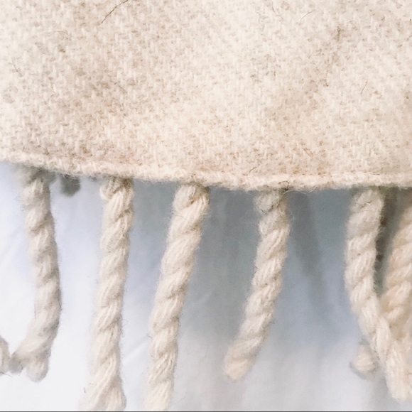 Vintage handcrafted wool poncho - Picture 6 of 10